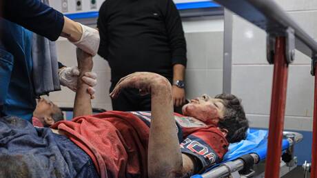 بالفيديو.. طفل يسعف والده بعد إصابته بقصف إسرائيلي على غزة