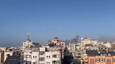 مراسل RT: الجيش الإسرائيلي يشن غارات عنيفة ومتتالية على منطقة أبراج المقوسي غرب مدينة غزة (فيديو)