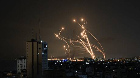 كتائب القسام تطلق رشقات صاروخية تجاه الأراضي الإسرائيلية ردا على قصف المدنيين (فيديو)