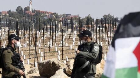 إسرائيل تحتجز آلاف العمال الفلسطينيين من غزة في ظروف لا إنسانية.. منظمات حقوقية تتحرك