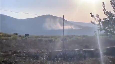 مراسلة RT: سقوط قذيفة دخانية أطلقها الجيش الإسرائيلي على جدار مقر قيادة ‎اليونيفيل جنوبي لبنان