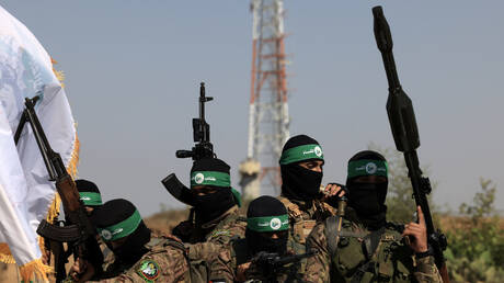 إسرائيل تتهم حماس باستخدام أسلحة 