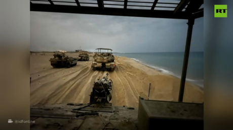 الجيش الإسرائيلي ينشر لقطات لعرباته المدرعة في سواحل قطاع غزة