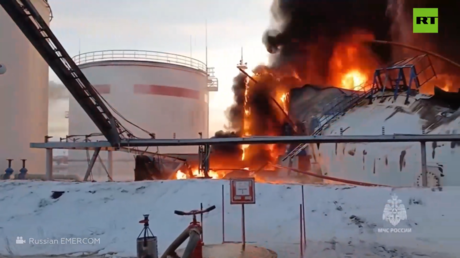 اندلاع حريق في خزان للوقود شمال غربي روسيا