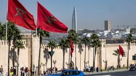 المغرب.. وزير العدل ينادي بتجريم مطالبة نزلاء الفنادق بعقد الزواج