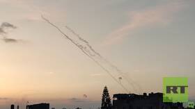إطلاق عشرات الصواريخ من غزة وصافرات الإنذار تدوي في غلاف القطاع ومحيط تل أبيب