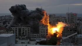 صور مرعبة لتدمير الطائرات الإسرائيلية برج فلسطين في قطاع غزة .. صور