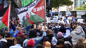 المئات يتظاهرون في نيويورك دعما لغزة ورفضا للدعم الأمريكي لإسرائيل
