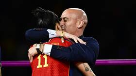 "المتحرش".. هيرموسو تخرج عن صمتها وتكشف تفاصيل مثيرة عن فضيحة "القبلة الشهيرة"