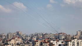 المقاومة الفلسطينية تطلق أكبر رشقة صاروخية منذ بدء الحرب ودمار كبير في إسرائيل.. (فيديو)
