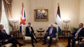 عباس لرئيس وزراء بريطانيا: نرفض تهجير الفلسطينيين من قطاع غزة أو من الضفة أو القدس