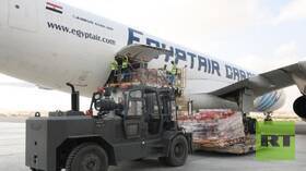 وصول شحنة المساعدات الإغاثية البحرينية المخصصة لغزة إلى مطار العريش (صور)