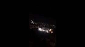 إصابات في قصف للطيران الإسرائيلي على موقع قرب مقبرة شهداء مخيم جنين بالضفة الغربية (فيديو)