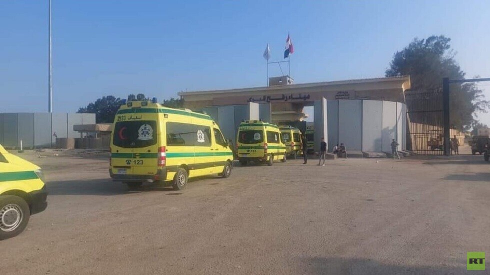 خروج أول دفعة من الجرحى الفلسطينيين من غزة للعلاج في مصر