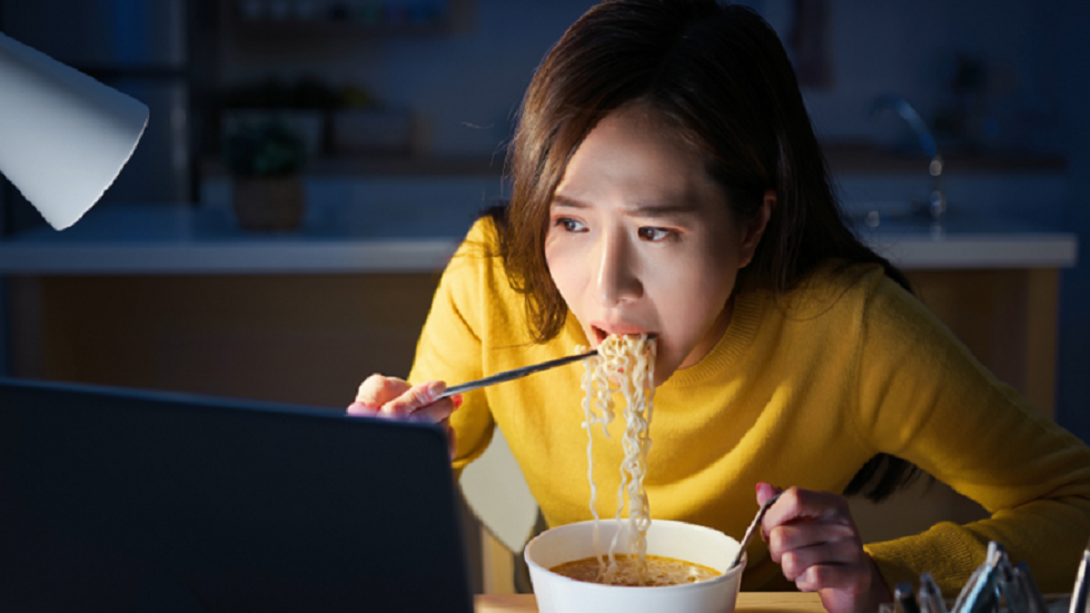 العشاء المتأخر وعدم تناول الفطور عادة غير صحية