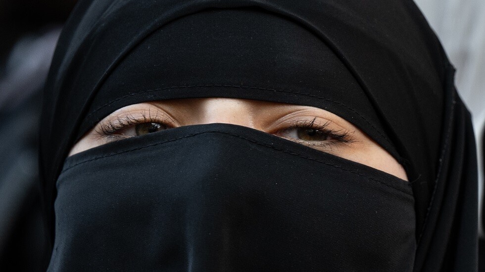 أوزبكستان تفرض غرامة على النقاب في الأماكن العامة