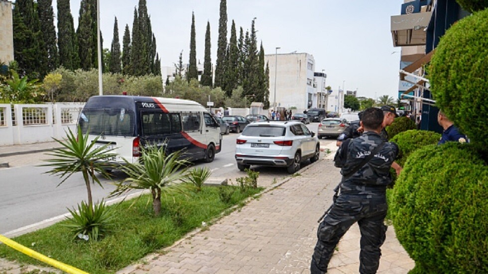 الرئيس التونسي يتهم متواطئين مع