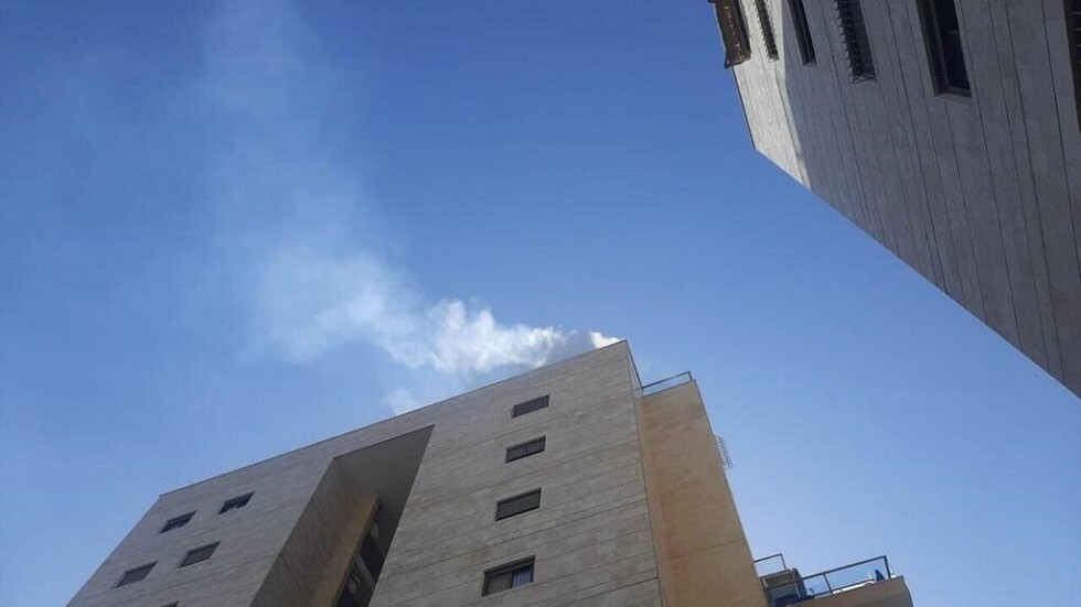 "جيروزاليم بوست": إصابة منزل بصورة مباشرة شرق تل أبيب بصاروخ أطلقته "حماس"