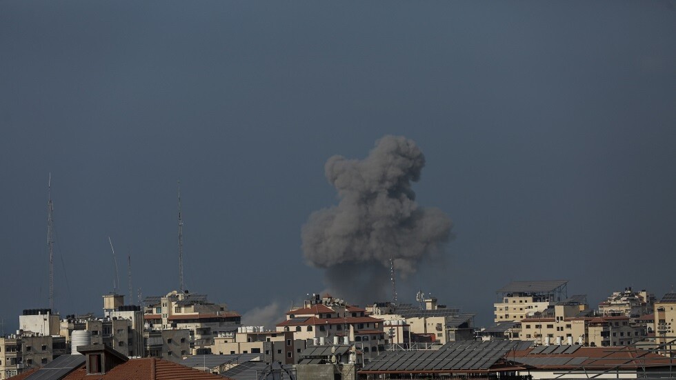 قصف إسرائيلي عنيف يستهدف محيط مستشفى القدس في حل تل الهوا غرب غزة (فيديو)