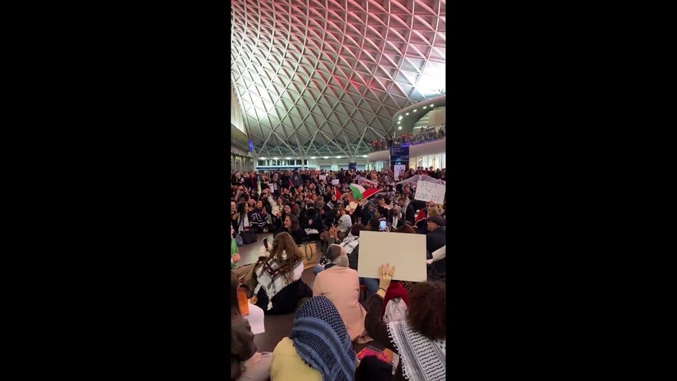 متظاهرون يغلقون محطة القطارات في نيويورك رفضا للقصف الإسرائيلي على غزة (فيديو)