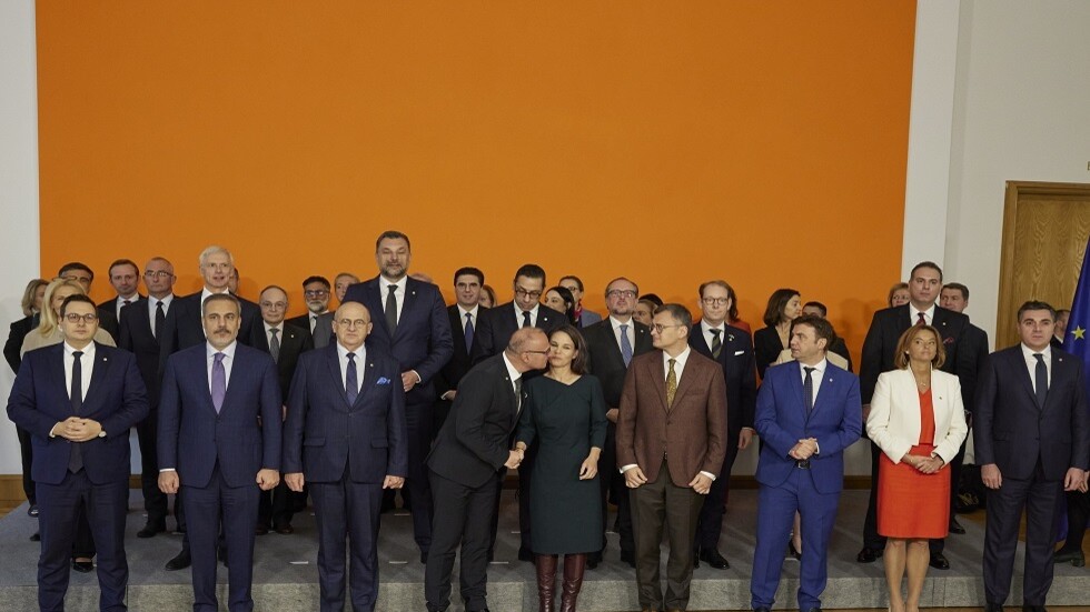 فضيحة علنية لوزيرة الخارجية الألمانية بعد هجوم نظيرها الكرواتي عليها بالقبلات خلال بث مباشر (فيديو)