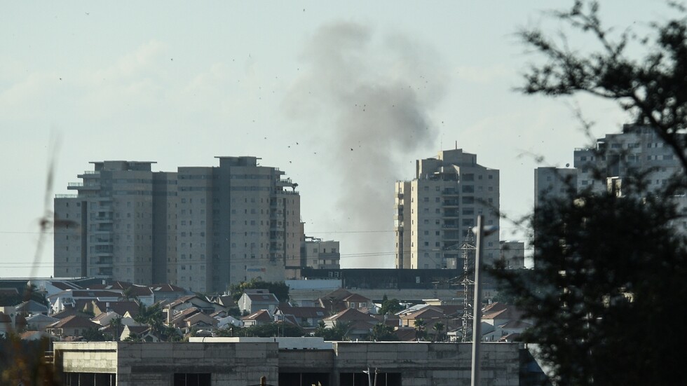 مشاهد توثق استهداف قوات إسرائيلية متحصنة في عدة مبان في بيت حانون (فيديو)