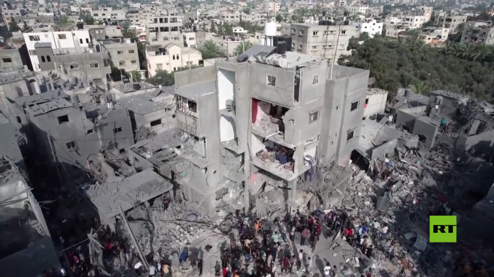 تصوير جوي يظهر آثار قصف إسرائيلي جديد لمخيم المغازي في قطاع غزة