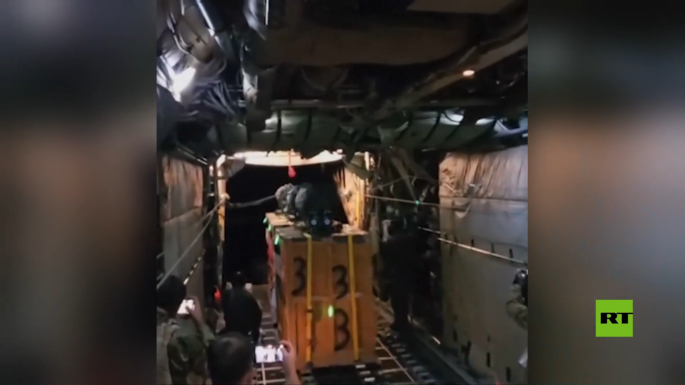 شاهد.. طائرة عسكرية أردنية تسقط بالمظلات مساعدات طبية في غزة