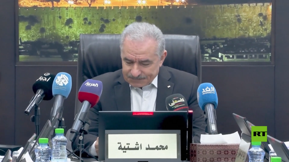 رئيس الوزراء الفلسطيني يجهش بالبكاء خلال حديثه عن الأوضاع في غزة