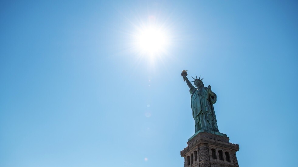 مئات الناشطين يتجمهرون عند تمثال الحرية في نيويورك مطالبين بوقف إطلاق النار في غزة (فيديو)