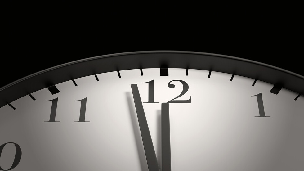 علماء يشرحون لماذا لن تصل "ساعة يوم القيامة" أبدا إلى منتصف الليل