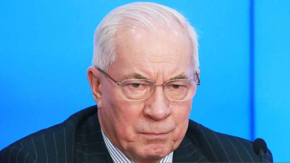 رئيس وزراء أوكرانيا السابق: الغرب "يتخم" كييف بالوعود فقط لإطالة أمد الصراع مع روسيا