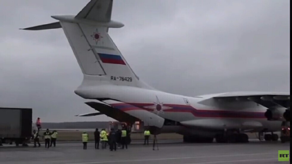 وصول طائرة روسية تحمل 25 طنا من المساعدات الروسية لقطاع غزة إلى مصر (فيديو)