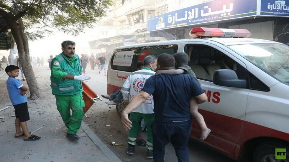 المكتب الإعلامي الحكومي في غزة يدين المؤسسات الدولية ويطالب بالتدخل الفوري لحماية مجمع الشفاء الطبي