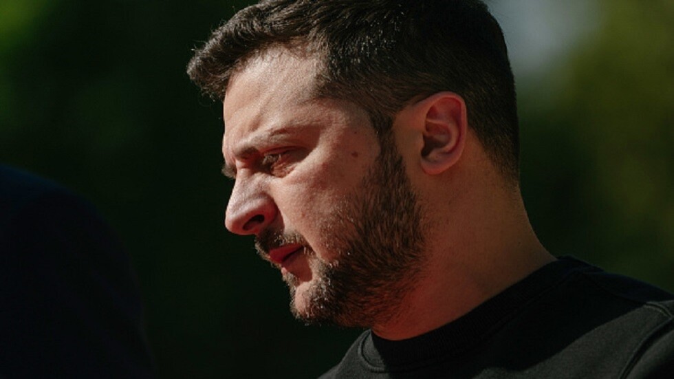 مسؤول سابق في الرئاسة الأوكرانية: زيلينسكي في هيستيريا وسيتم عزله من أجل حل النزاع