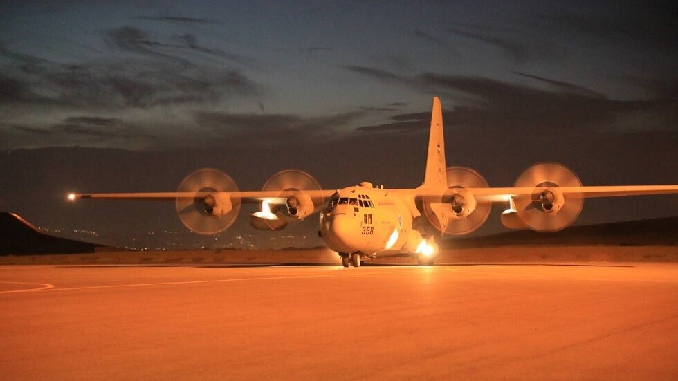 الجيش الأردني: طائرات سلاح الجو تنزل مساعدات طبية عاجلة للمستشفى الميداني الأردني في غزة (صور)