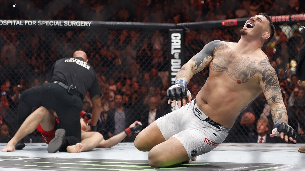 لقب بطل "UFC".. أسبينال يسقط بافلوفيتش بضربة قاضية (فيديو)