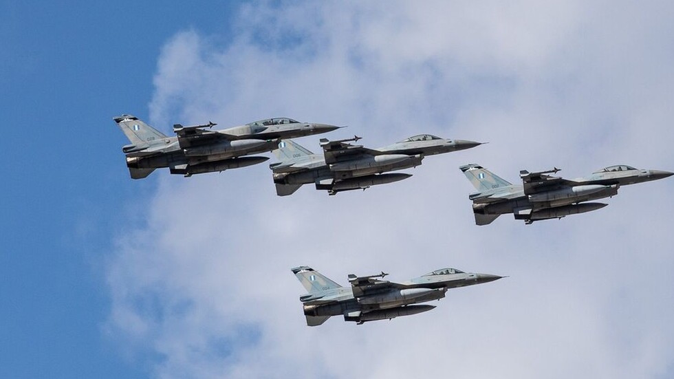 الرئيس السابق لوكالة المخابرات الأمريكية يرجح استلام أوكرانيا مقاتلات "إف-16" في الشتاء