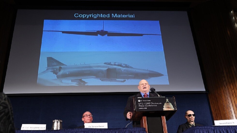 "حياة ذكية وجدت كوكبنا وجاءت إليه".. البنتاغون يربط ظواهر الأجسام المجهولة بكائنات فضائية