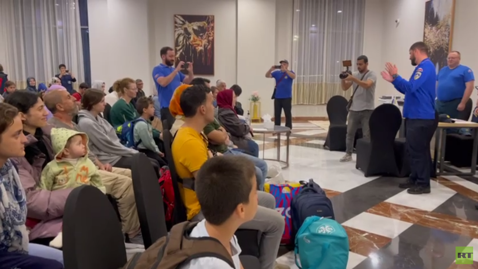 بالفيديو.. وصول أول مجموعة من المواطنين الروس القادمين من غزة إلى القاهرة