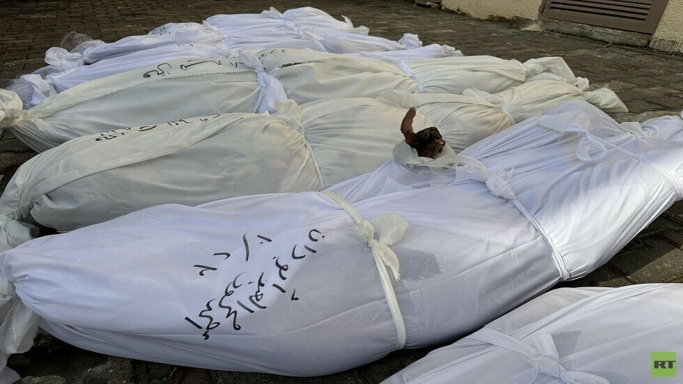 بالفيديو.. مجمع الشفاء يعاني كارثة إنسانية ونحو 100 جثة تركت لتتحلل في ساحته