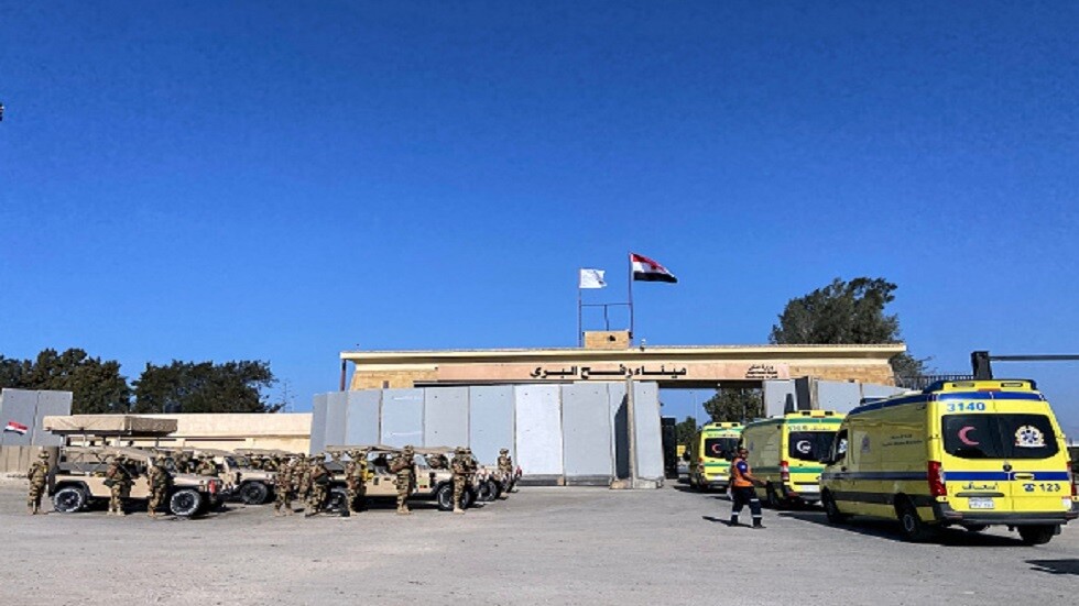 الطوارئ الروسية:  مجموعة جديدة من المواطنين الروس تغادر غزة عبر رفح وسط استمرار عمليات الإجلاء