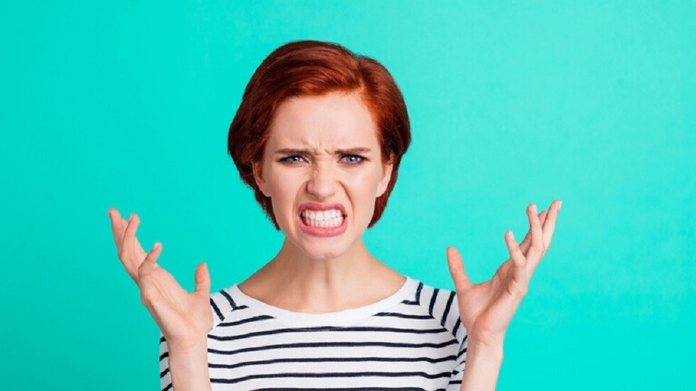 طبيب يوضح مخاطر صرير الأسنان