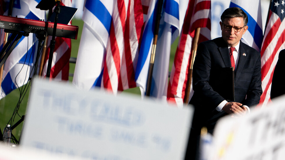 متظاهرون مؤيدون لإسرائيل يهتفون 