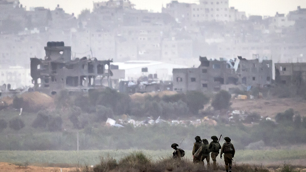 يديعوت أحرونوت:  إسرائيل ستسمح لشاحنات الأونروا بنقل الوقود إلى قطاع غزة لأول مرة منذ اندلاع الحرب