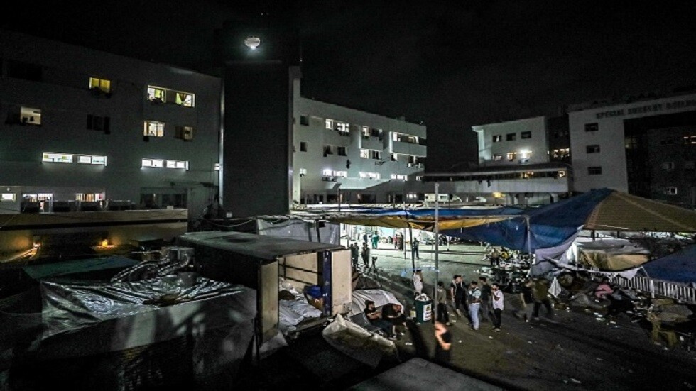 الجيش الإسرائيلي يقتحم جزءا من مجمع الشفاء الطبي وسط غطاء ناري كثيف