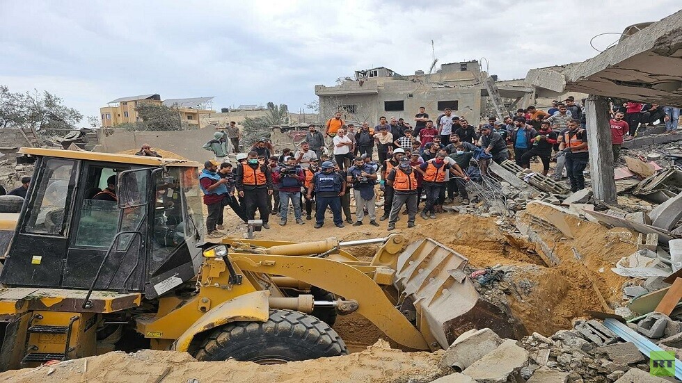 القوات الإسرائيلية تستهدف برجا سكنيا في مخيم النصيرات بغزة