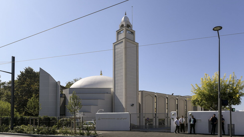 عبارات "معادية للإسلام" على جدار مسجد مدينة ليون الفرنسية (صورة)