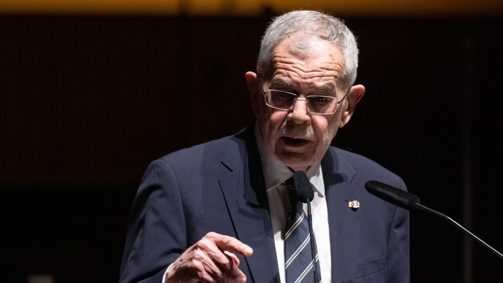 كلب رئيسة مولدوفا يعض رئيس النمسا (فيديو)