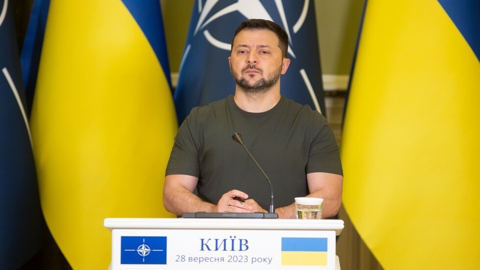 زيلينسكي يعترف بتراجع عدد شحنات القذائف لأوكرانيا منذ بدء الحرب بين إسرائيل و"حماس"